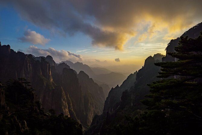 2-Day Private Trip to Huangshan and Hongcun from Shanghai with Accommodation - Day 1 on Huangshan: cable car, iconic pines, and a real sunset