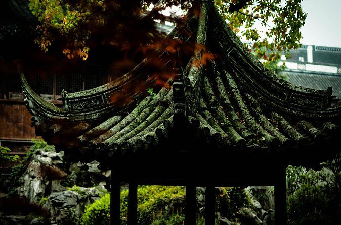 Coach Day Tour: Classic and Modern Shanghai with Lunch - Pearl City Market and Tianzifang: shopping with historical context
