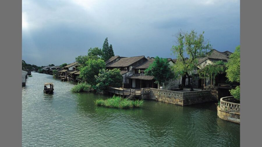 Delve into Wuzhen Water Town: Private Tour from Shanghai - Sunset light, photo spots, and how to pace your wandering