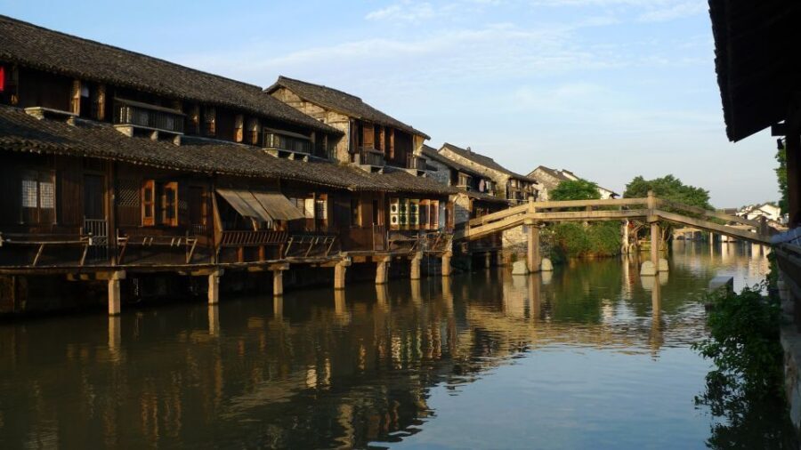 Wuzhen Private Full-Day Tour from Shanghai - Traditional restaurant lunch: simple and included