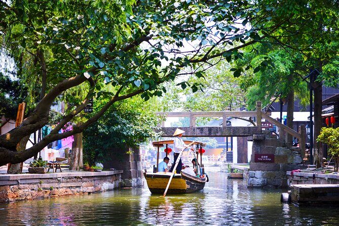 Zhujiajiao and Yu Garden Tour with Wonton Making in Shanghai - Guide and group size: why the day feels organized